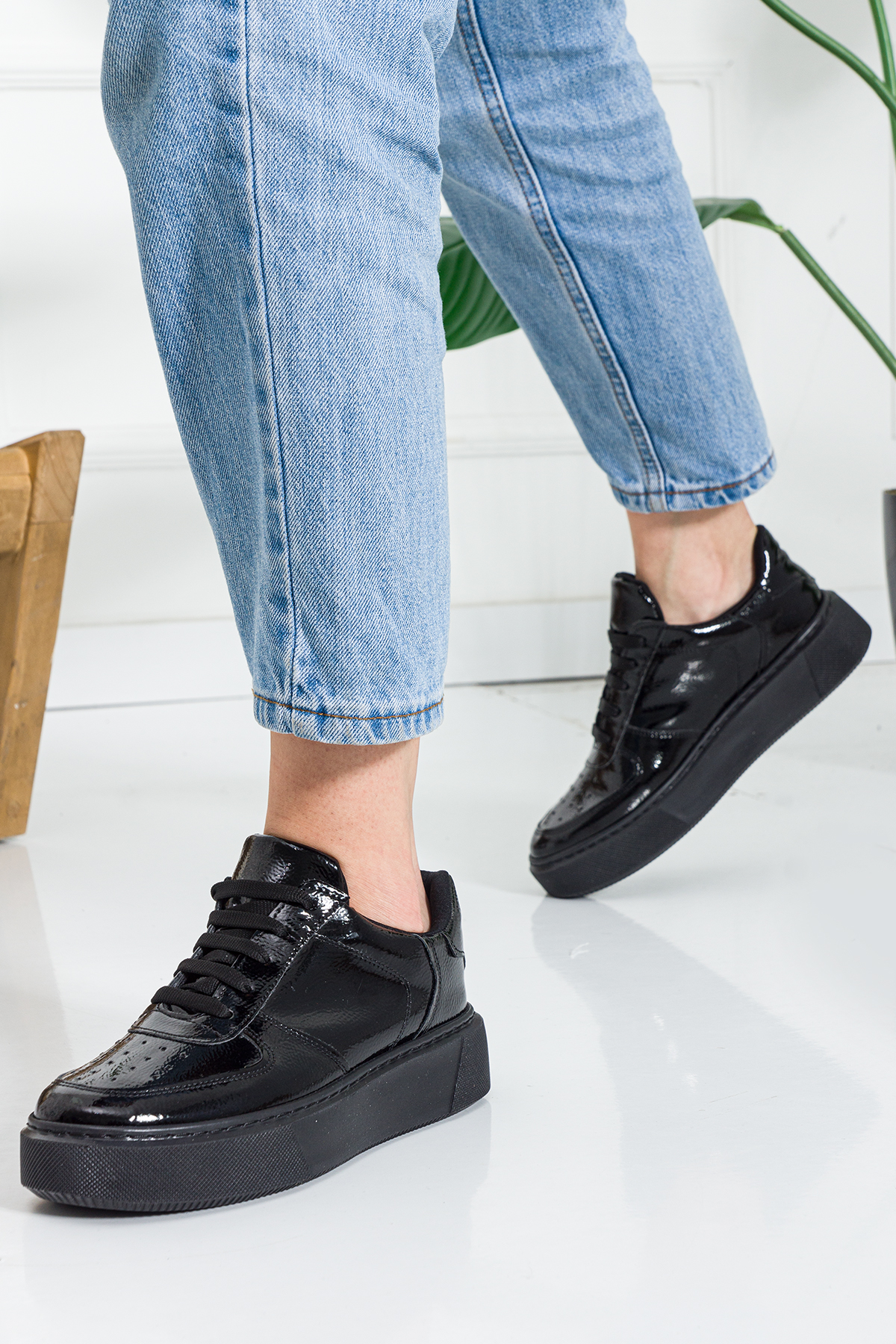 Siyah Rugan Düz Hafif Dikişli Taban Bağcıklı Günlük Ortapedik İç Taban Kadın Sneaker