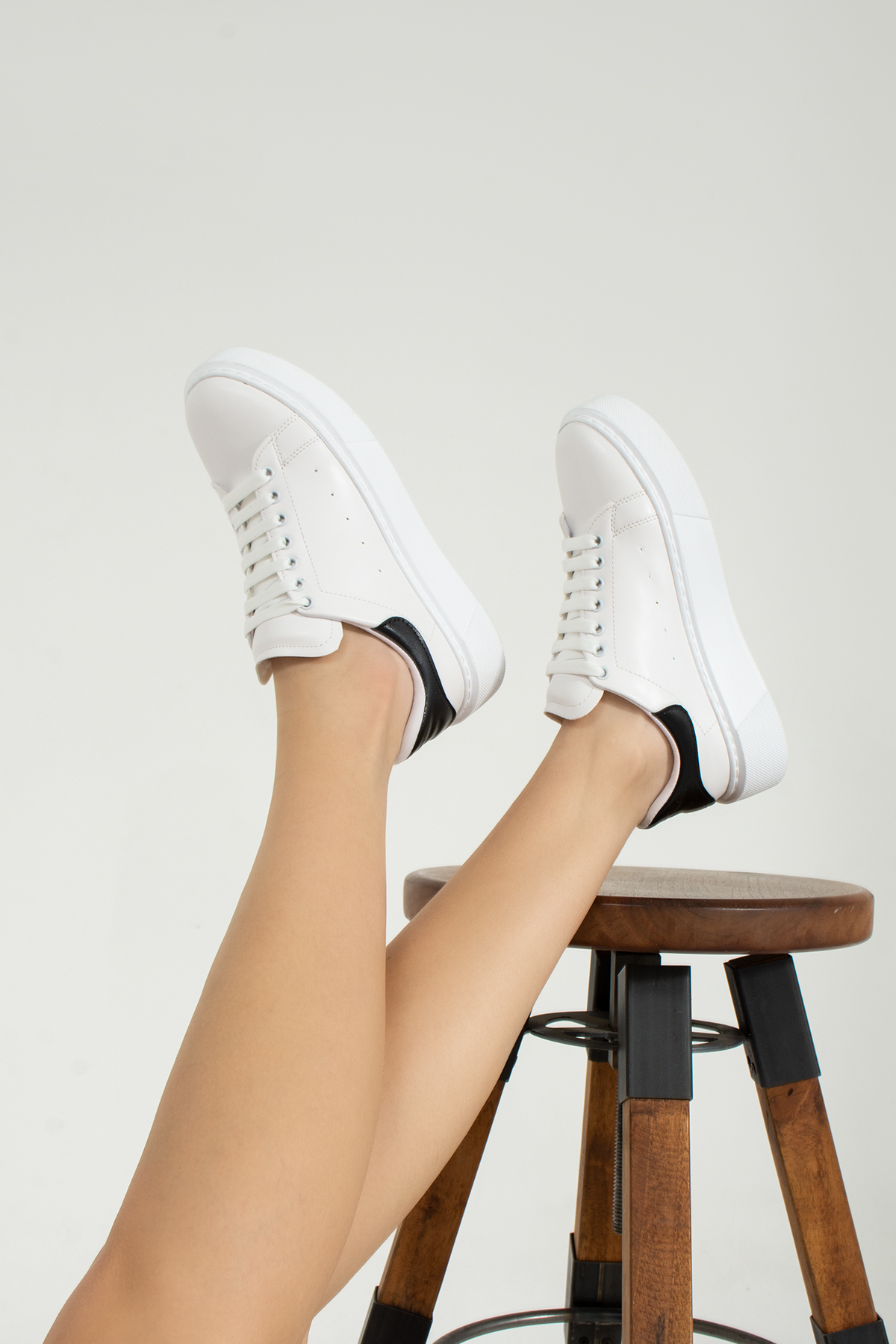 Beyaza Siyah Hafif Dikişli Taban Bağcıklı Günlük Ortapedik İç Taban Kadın Sneaker