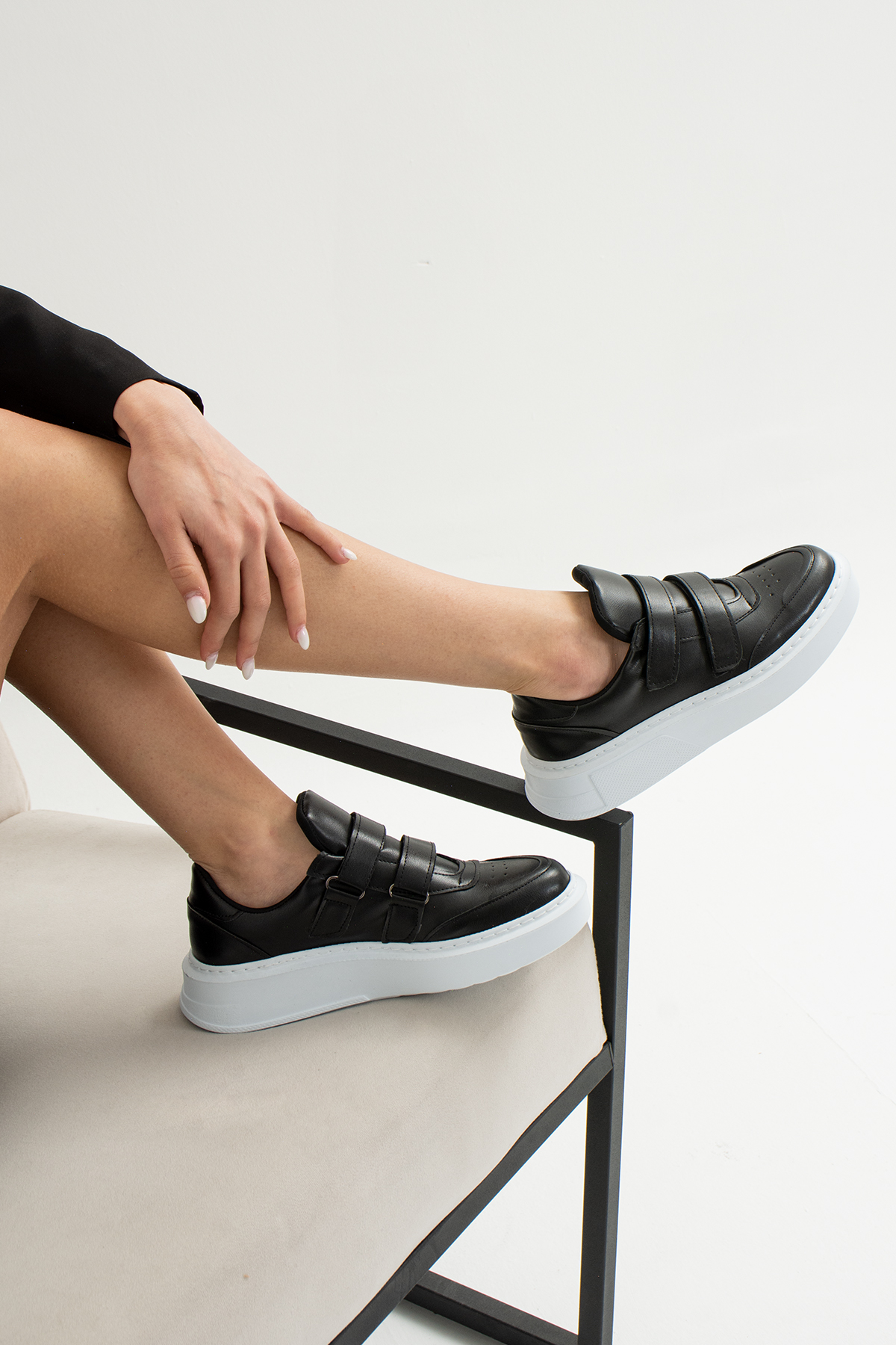 Siyah (Beyaz Taban) Cırtlı Günlük Hafif Ortapedik Taban Kadın Sneaker