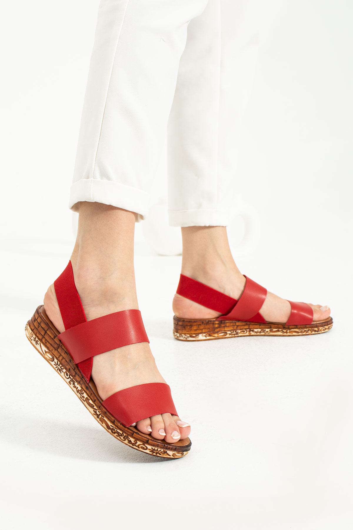 Kırmızı Düz Bantlı Lastikli Kadın Sandalet
