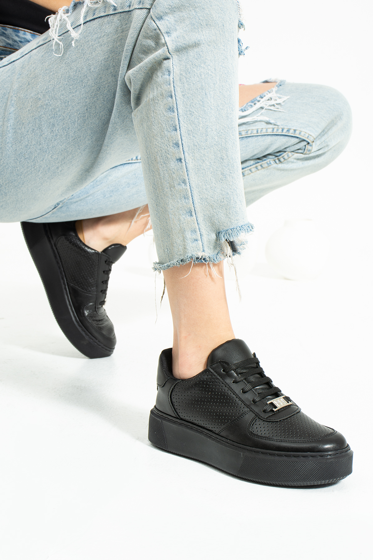 Siyah Zımbalı  Dikişli Taban Taş Detay Bağcıklı Günlük Ortapedik İç Taban Kadın Sneaker
