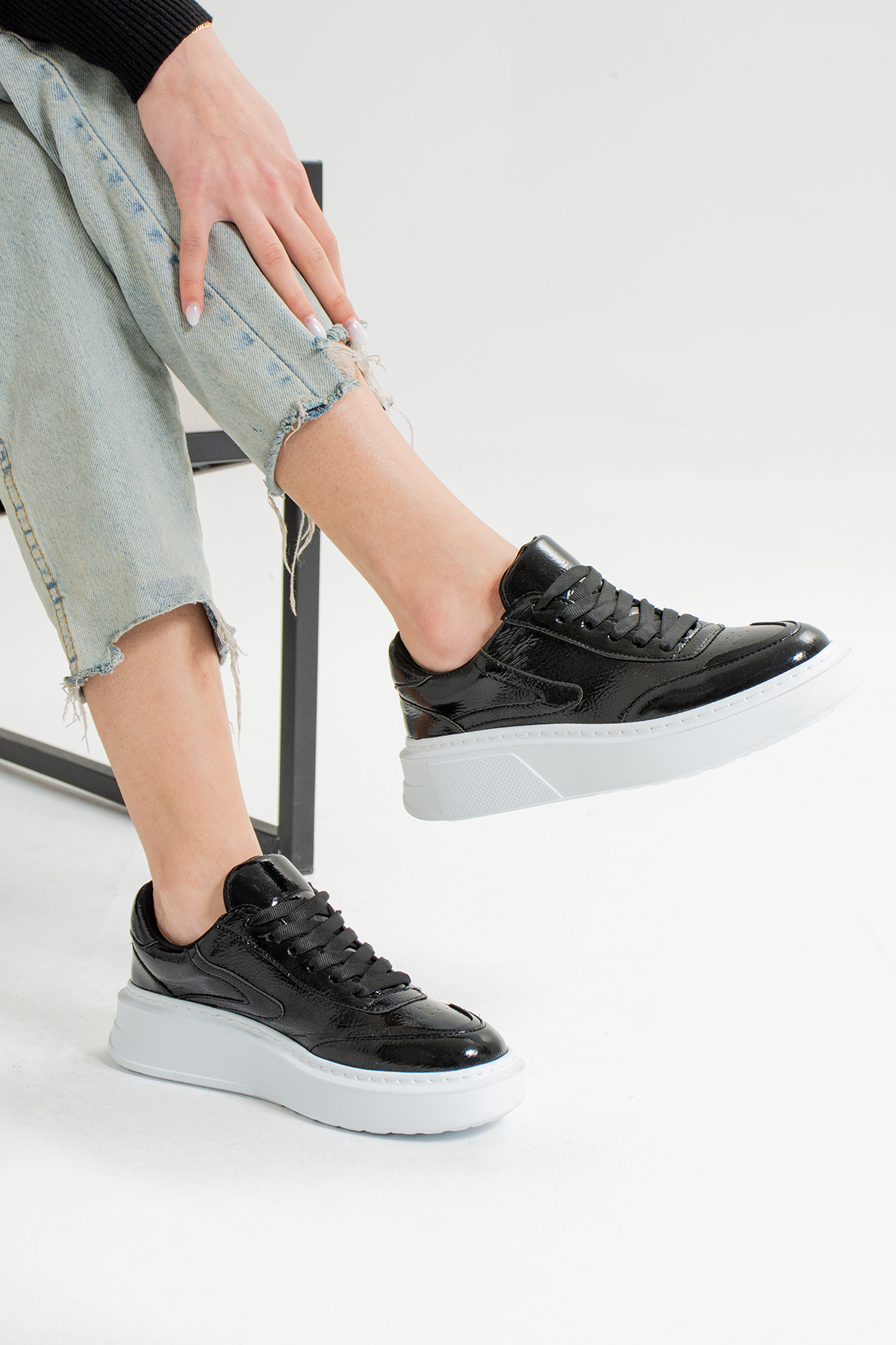 Siyah Rugan (Beyaz Taban) Bağcıklı Günlük Hafif Ortapedik Taban Kadın Sneaker