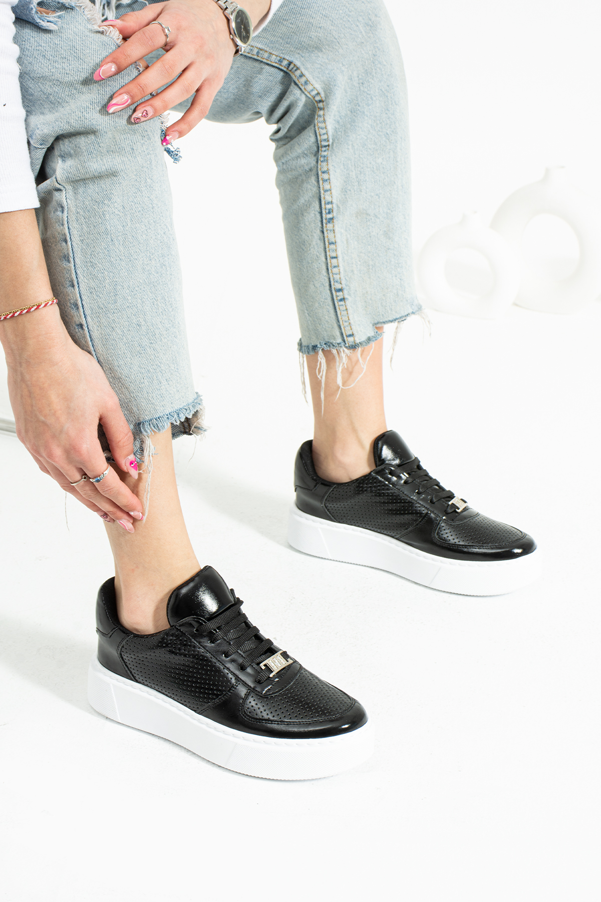 Metalik Siyah Dikişli Taban Taş Detay Bağcıklı Günlük Ortapedik İç Taban Kadın Sneaker