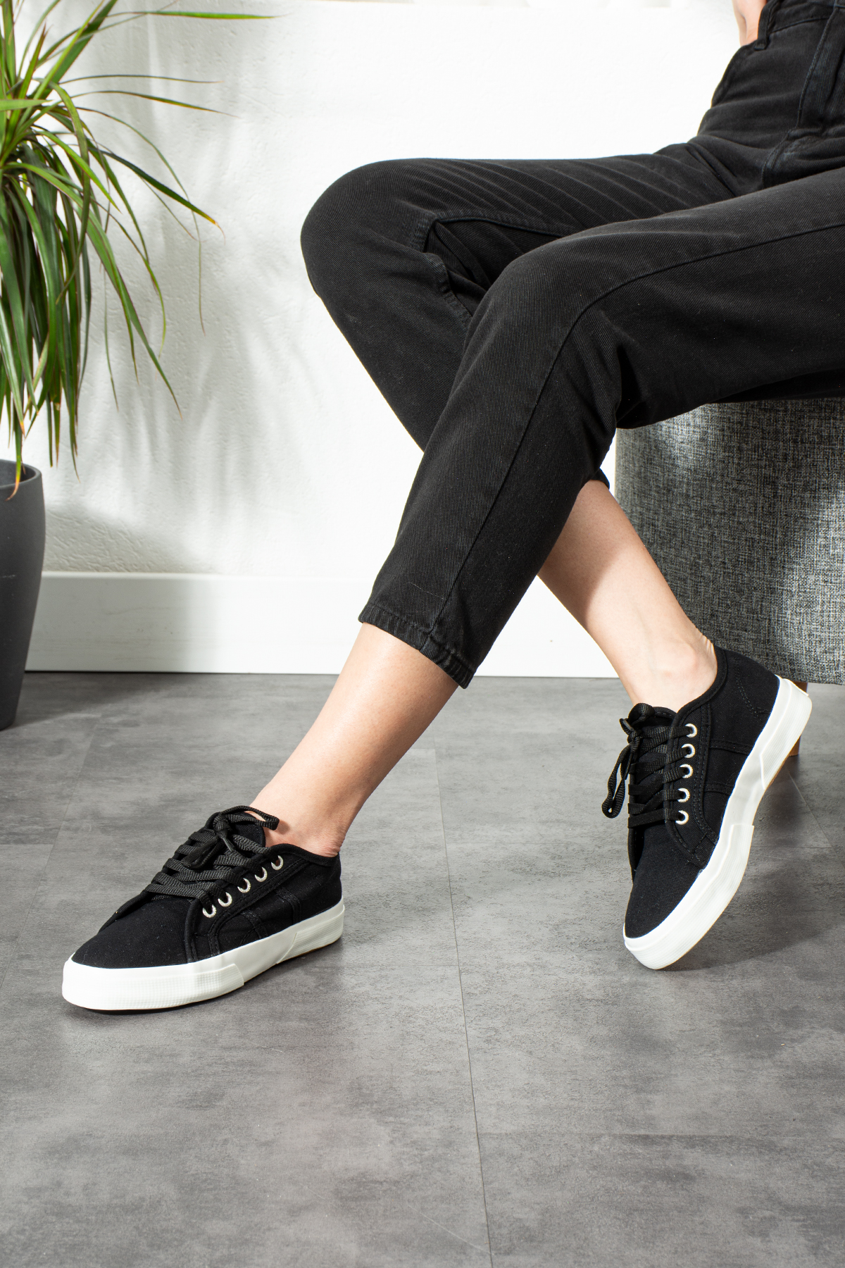 Siyah Keten Kumaş Bağcıklı Günlük Ortapedik İç Taban Kadın Sneaker