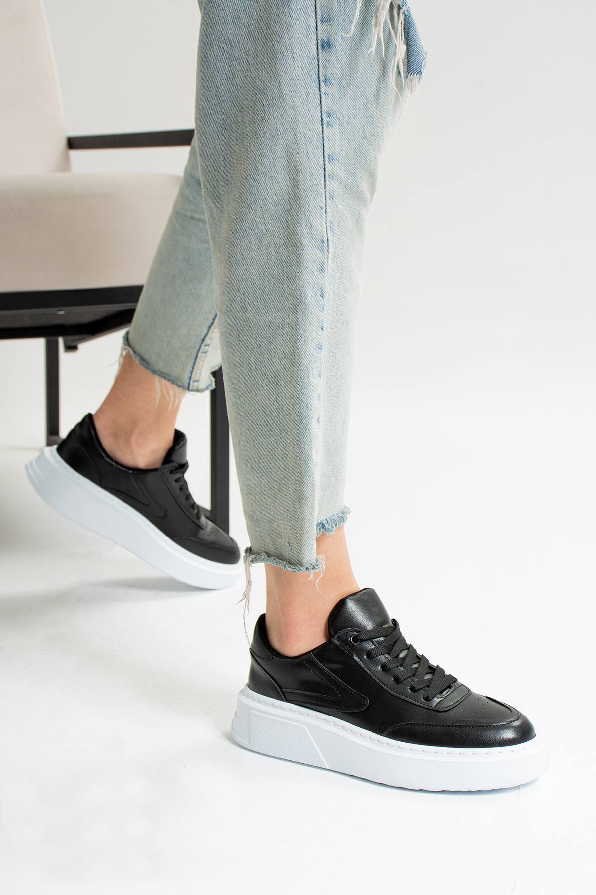 Siyah (Beyaz Taban) Bağcıklı Günlük Hafif Ortapedik Taban Kadın Sneaker