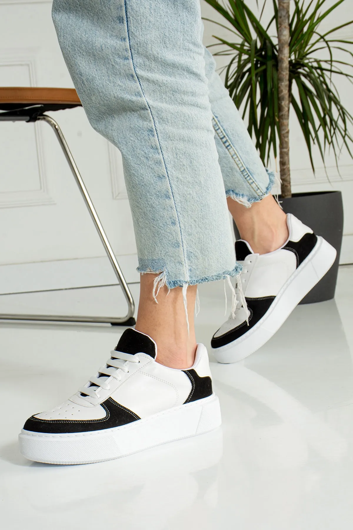 Siyah Beyaz Düz Hafif Dikişli Taban Bağcıklı Günlük Ortapedik İç Taban Kadın Sneaker 