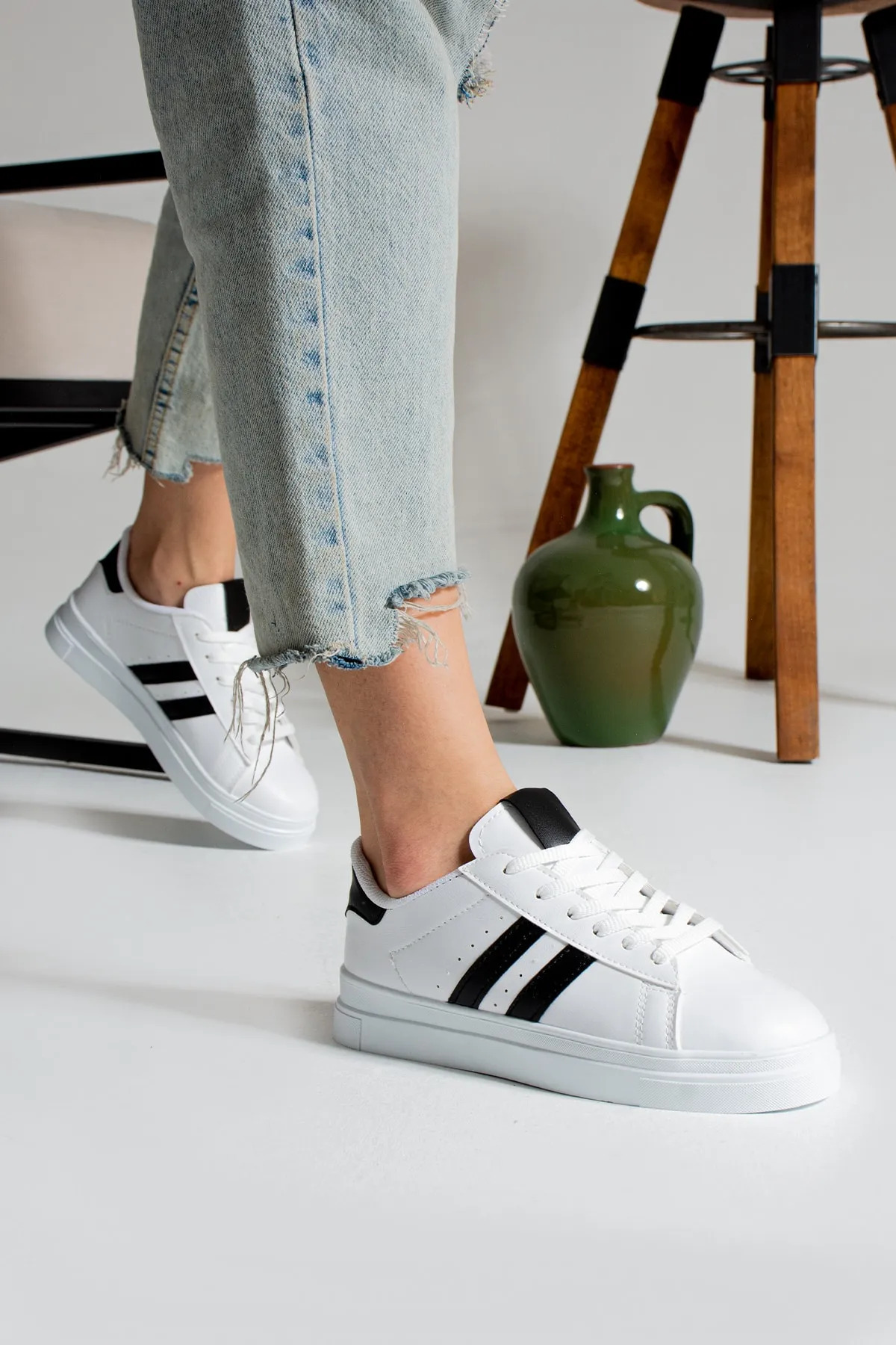 Beyaza Siyah Çizgili Günlük Kadın Sneaker