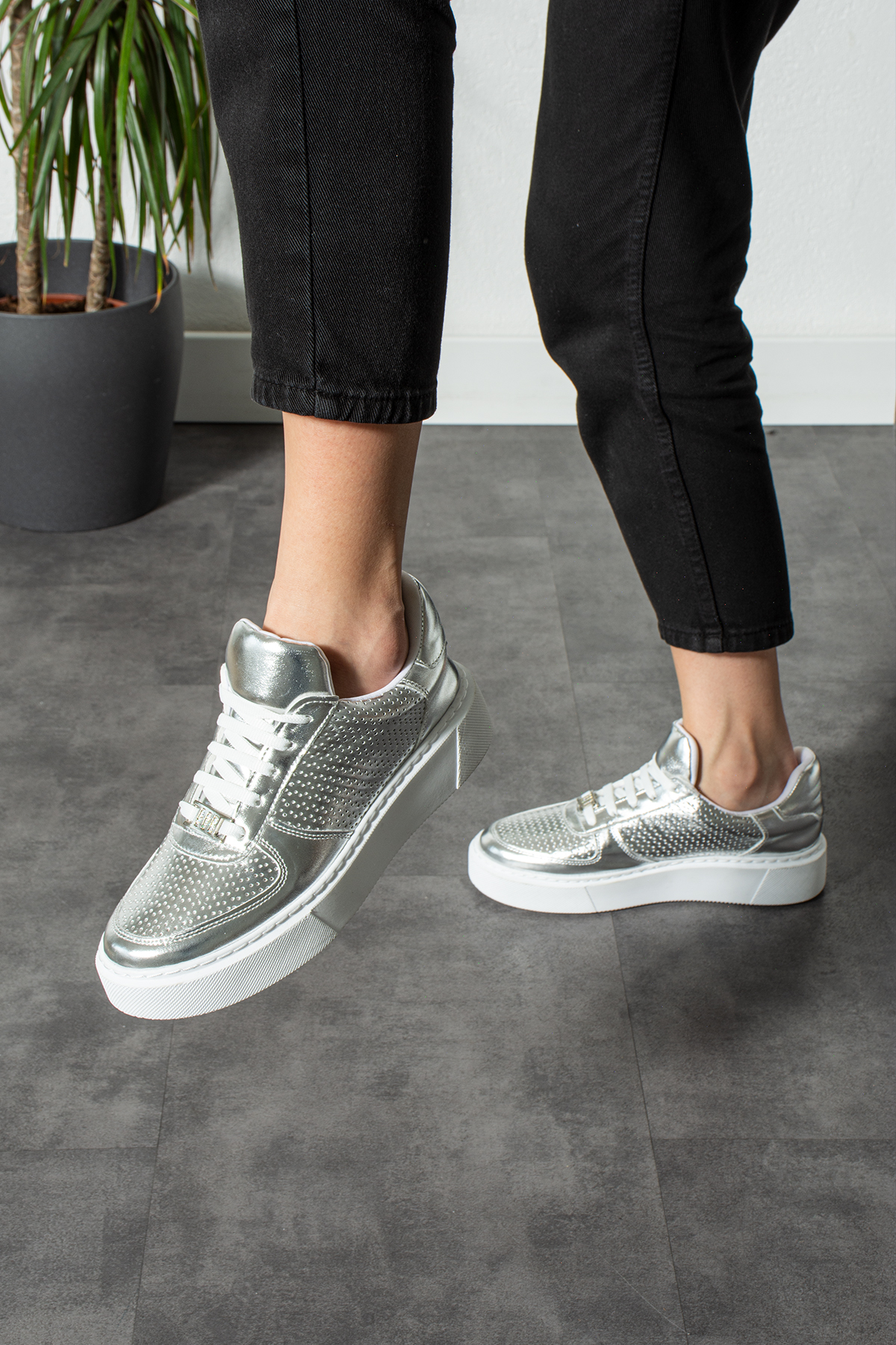 Metalik Gümüş Dikişli Taban Taş Detay Bağcıklı Günlük Ortapedik İç Taban Kadın Sneaker