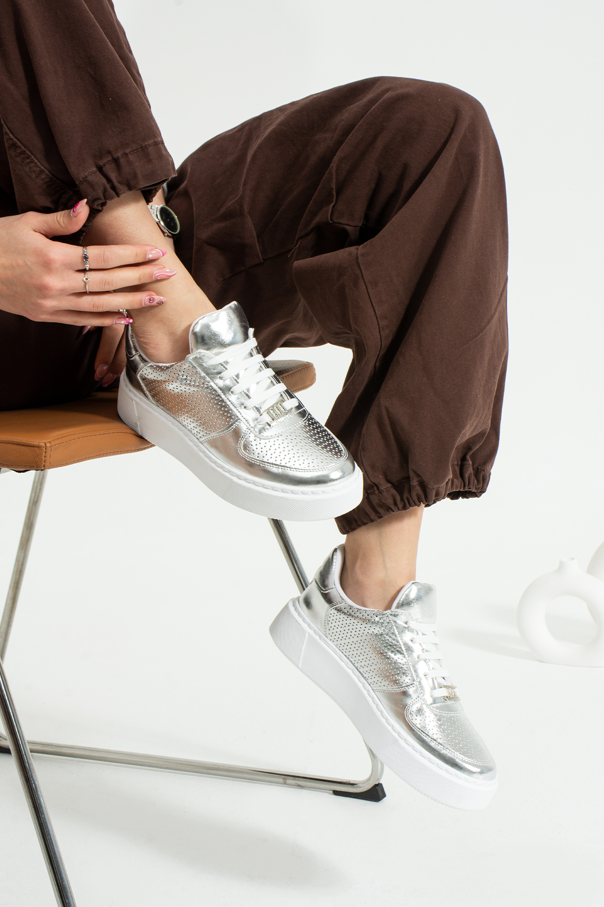 Metalik Gümüş Dikişli Taban Taş Detay Bağcıklı Günlük Ortapedik İç Taban Kadın Sneaker