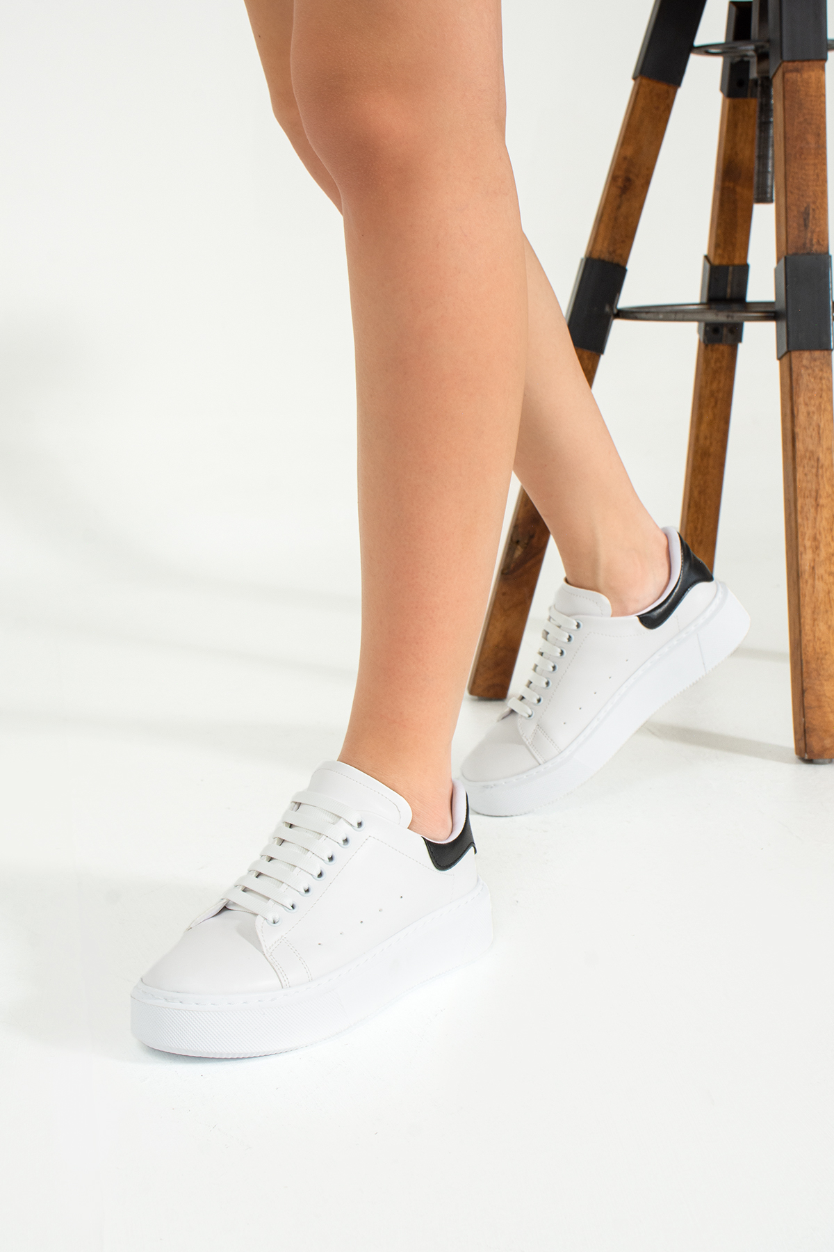 Beyaza Siyah Hafif Dikişli Taban Bağcıklı Günlük Ortapedik İç Taban Kadın Sneaker