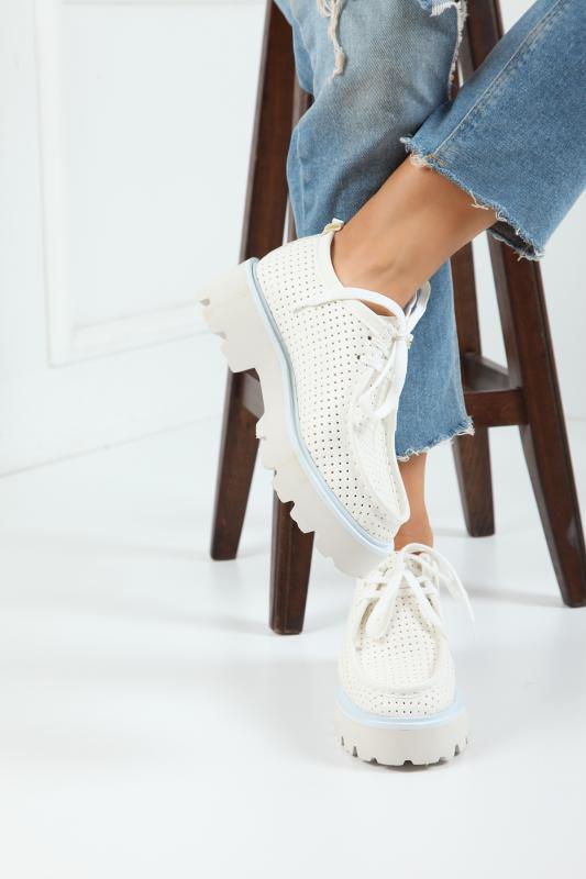 Beyaz Zımbalı Bağlı Günlük Kadın Ayakkabı