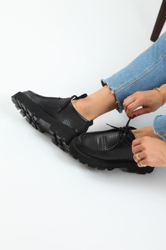 Siyah Zımbalı Bağlı Günlük Kadın Ayakkabı