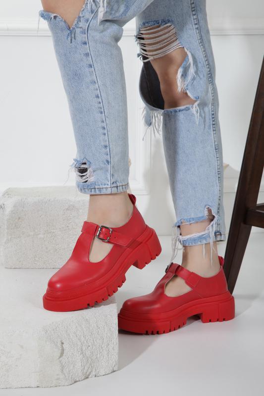Kırmızı Tokalı Günlük Kadın Ayakkabı
