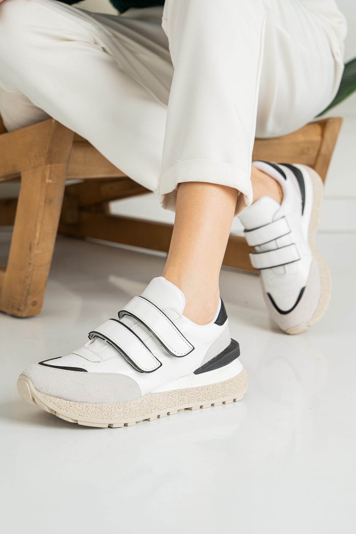 Siyah Günlük Cırtlı Ortapedik İç Taban Kadın Sneaker