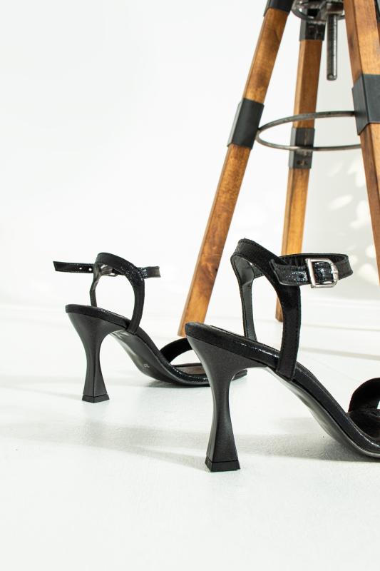 Siyah Taşlı Tek Bantlı Bilekten Tokalı Kadın Topuklu Abiye Sandalet